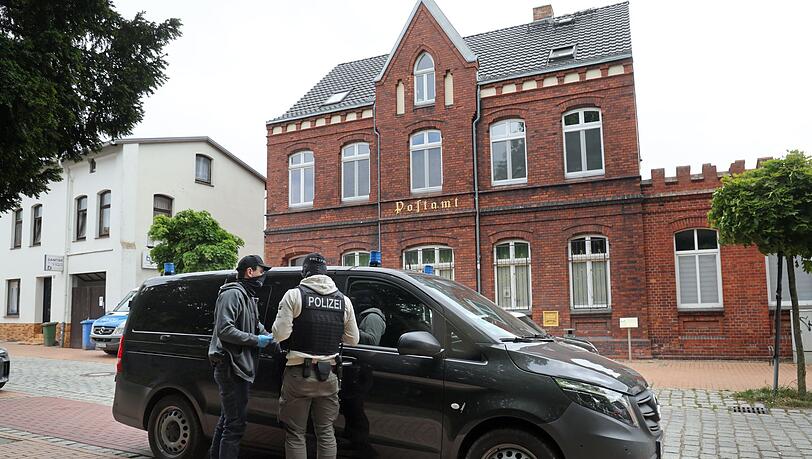 Die Festgenommenen stehen im Verdacht, Mitglieder beziehungsweise Unterstützer einer rechtsextremistischen terroristischen Vereinigung zu sein. Der jüngste von ihnen ist 14 Jahre alt.