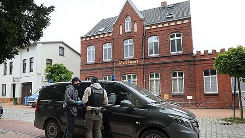 Die Festgenommenen stehen im Verdacht, Mitglieder beziehungsweise Unterstützer einer rechtsextremistischen terroristischen Vereinigung zu sein. Der jüngste von ihnen ist 14 Jahre alt.