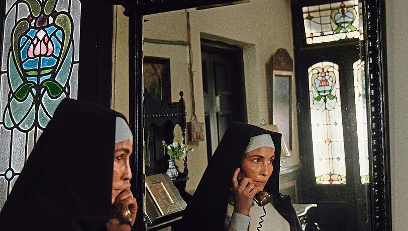 Teresa (Noomi Rapace) will wissen, ob ihr Brief mit dem Gesuch, ihren eigenen Orden gründen zu können, in Rom Gehör findet. Teresa (Noomi Rapace) will wissen, ob ihr Brief mit dem Gesuch, ihren eigenen Orden gründen zu können, in Rom Gehör findet.