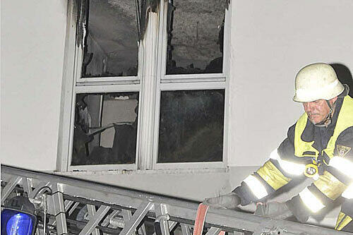 Über die Drehleiter gelangten die Feuerwehrmänner in die brennende Wohnung.
