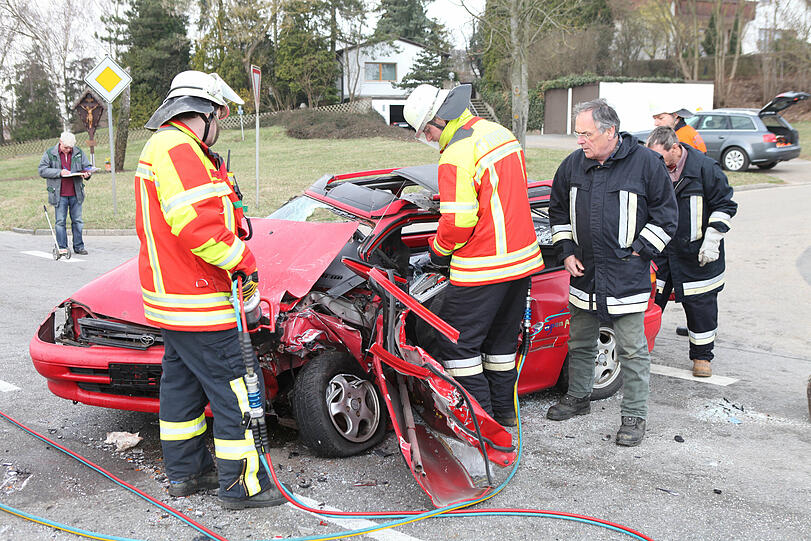 Frontal-Zusammenstoß bei Freystadt: Der 26-jährige Fahrer dieses Kleinwagens wurde eingeklemmt und starb noch an der Unfallstelle.