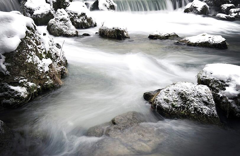 Tolle Winterbilder von München im Winter. Gestatten: Die Isar