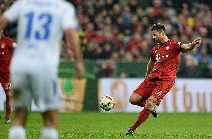 Sitzt, passt, wackelt und hat Luft: Xabi Alonso hat bei seinem Volleyschuss zum 1:0 gegen den SV Darmstadt 98 alles richtig gemacht.