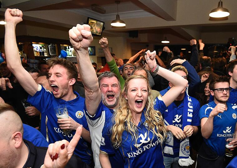 Auch bei den Fans der Foxes brachen alle Dämme. In der Innenstadt von Leicester machten sie mit schrillen Outfits, nackter Haut oder coolen Plakaten die Nacht zum Tage.