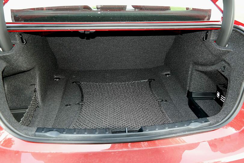 Gut geschnitten: Im Kofferraum des 3er BMW findet eine ganze Menge Gepäck Platz.