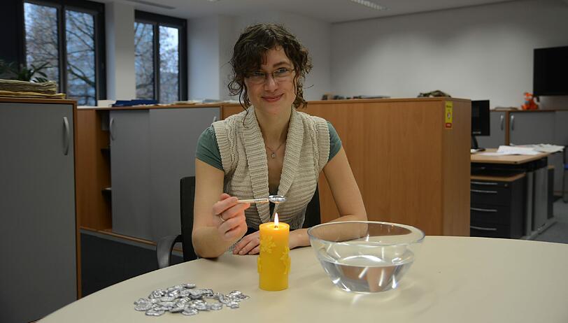 Das Blei schmelzen, ins Wasser werfen und die Form einen Schatten werfen lassen, den man dann interpretiert: Das hat AZ-Redakteurin Anja Perkuhn getan.