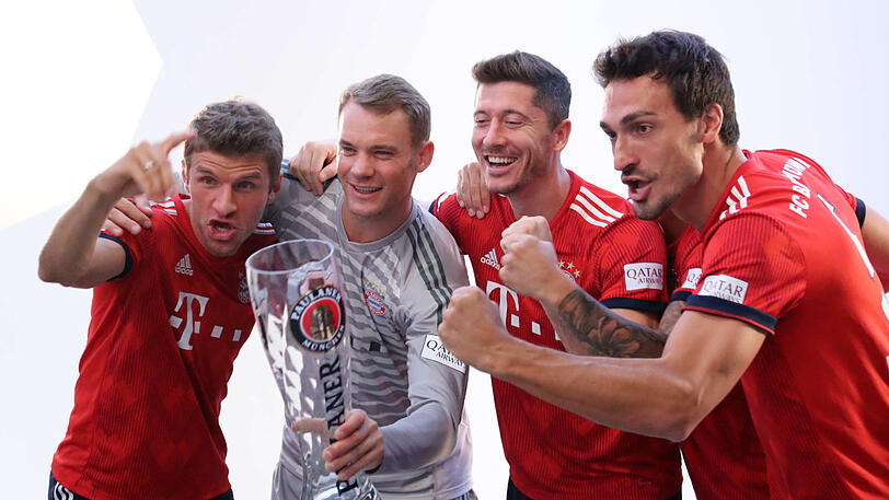Zünftig in Lederhosen und Janker - die Bayern-Spieler beim traditionellen Wiesn-Shooting.