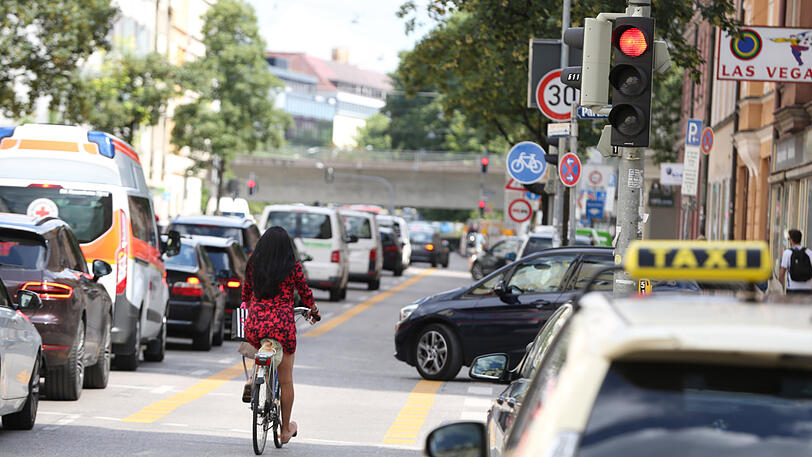 Obwohl die Ampel rot zeigt, radelt diese Frau an der Rosenheimer Straße über die Kreuzung Pariser Straße.