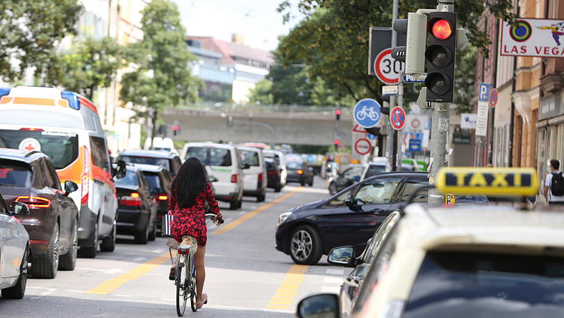 Eine Frau radelt auf dem ehemaligen Pop-up-Radweg an der Rosenheimer Straße. (Archivbild) Eine Frau radelt auf dem ehemaligen Pop-up-Radweg an der Rosenheimer Straße. (Archivbild)