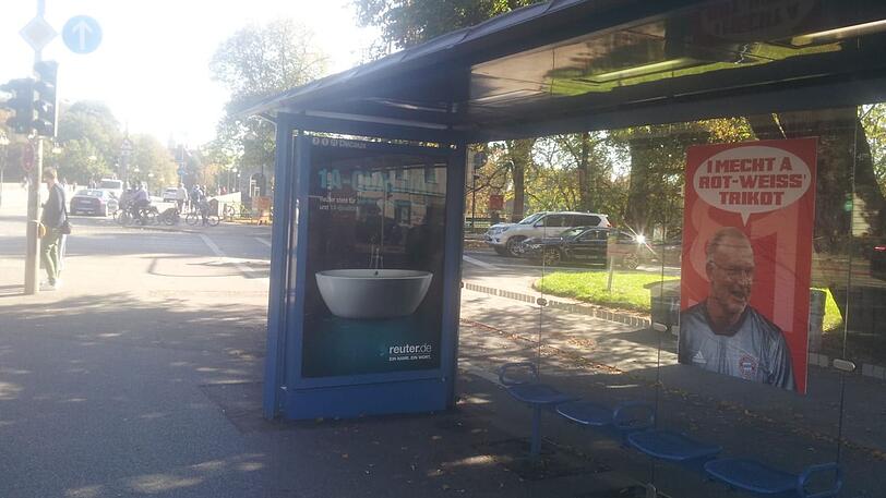 An Litfasssäulen oder über Wahlplakaten - überall in der Stadt sah man zuletzt Plakate der Fan-Initiative "Die Clubfarben sind rot und weiß". Hier am Baldeplatz an der Wittelsbacherbrücke.