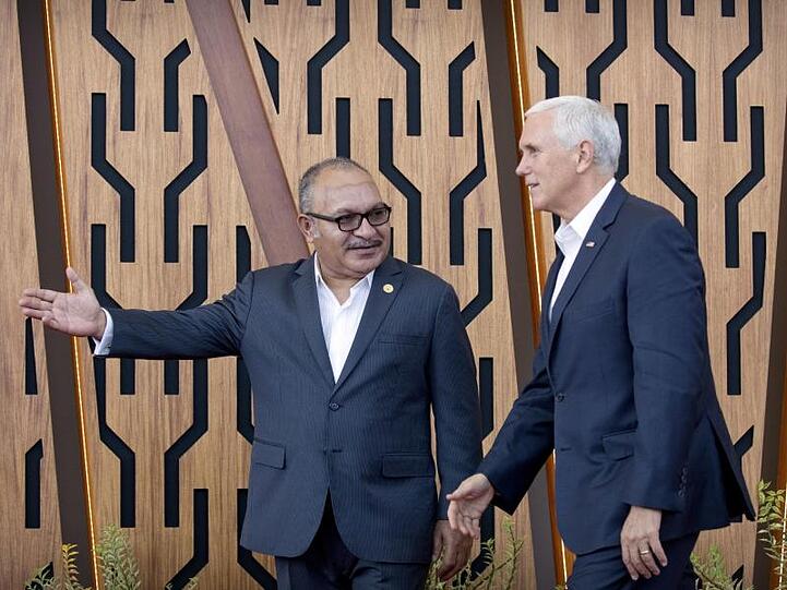 Peter O'Neill (l), Papua-Neuguineas Premierminister, begrüßte US-Vizepräsident Mike Pence bei dessen Ankunft.
