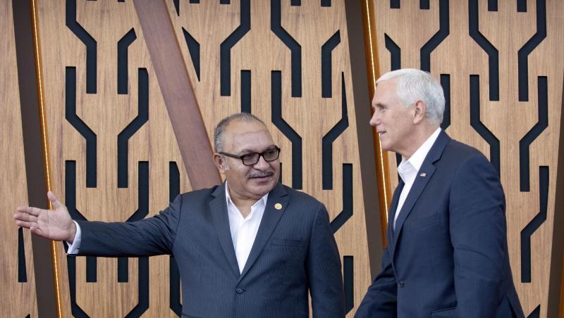 Peter O'Neill (l), Papua-Neuguineas Premierminister, begrüßte US-Vizepräsident Mike Pence bei dessen Ankunft. Peter O'Neill (l), Papua-Neuguineas Premierminister, begrüßte US-Vizepräsident Mike Pence bei dessen Ankunft.