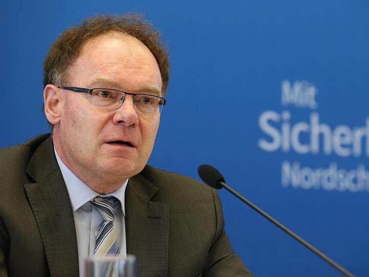 Gerhard Zintl, Leiter der Kriminalpolizei Augsburg spricht auf einer Pressekonferenz zu Journalisten. Foto: Karl-Josef Hildenbrand/dpa