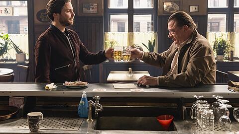 Der eitle Schauspieler Daniel (Daniel Brühl, links) trifft im Film "Nebenan" in der Kneipe auf seinen Nachbarn Bruno (Peter Kurth), der ihm die Meinung geigt.