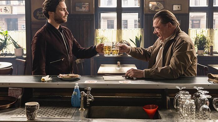 Der eitle Schauspieler Daniel (Daniel Brühl, links) trifft im Film "Nebenan" in der Kneipe auf seinen Nachbarn Bruno (Peter Kurth), der ihm die Meinung geigt.