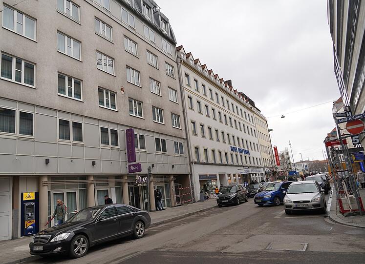 Das AWA-Hotel (links) in der Schillerstraße liegt hinterm Hauptbahnhof. Vom Bahnhofsviertel-Charme bekommt man in Isolation aber eh nichts mit.
