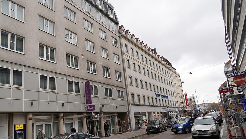Das AWA-Hotel (links) in der Schillerstraße liegt hinterm Hauptbahnhof. Vom Bahnhofsviertel-Charme bekommt man in Isolation aber eh nichts mit. Das AWA-Hotel (links) in der Schillerstraße liegt hinterm Hauptbahnhof. Vom Bahnhofsviertel-Charme bekommt man in Isolation aber eh nichts mit.