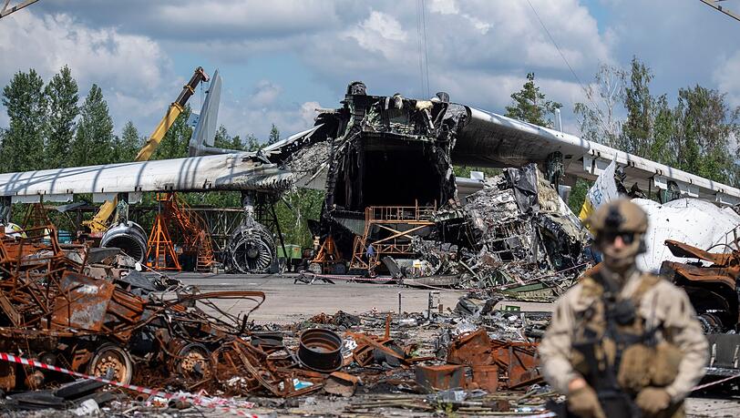Die zerstörten Überreste einer Antonow An-225 liegen auf einem Flugplatz in Hostomel. Die zerstörten Überreste einer Antonow An-225 liegen auf einem Flugplatz in Hostomel.