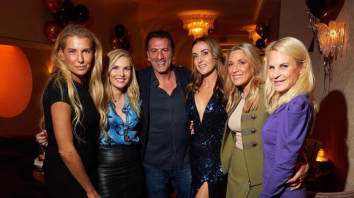 Ugo Crocamo mit Ehefrau Melli (3. v. r.) und (v. l.) Giulia Siegel, Alessandra Geissel, Simone Mecky-Ballack und Sonja Kiefer.