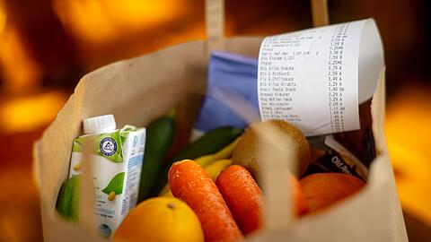 Die Inflation in Deutschland ist rückläufig. Hohe Lebensmittelpreise aber machen den Verbrauchern weiter zu schaffen.