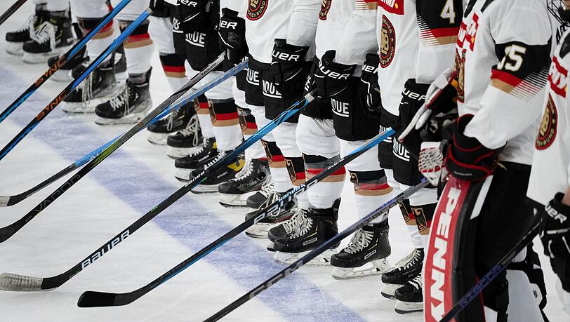 Die Spielerinnen von Deutschland stehen nach dem Spiel zusammen.