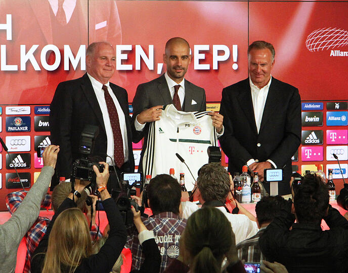 PEP GUARDIOLA (01.07.2013 - 30.06.2016, 1.096 Tage)

Mit den Worten "Guten Tag, Grüß Gott, meine Damen und Herren, bitte verzeihen Sie mir mein Deutsch", kam Pep Guardiola Ende Juni 2013 in die Allianz Arena geschwebt und sollte nun verbessern, was nur schwer zu verbessern war. Das musste auch der ambitionierte Katalane während seiner Amtszeit feststellen. Wann immer es um die Saisonziele ging, waberte der Geist von Jupp Heynckes und dem Triple durch die Säbener Straße.
