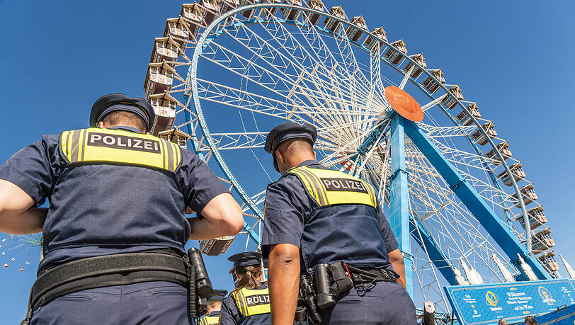 Polizeistreife auf der Festwiese.