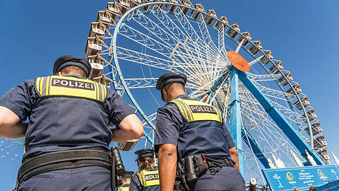 Polizeistreife auf der Festwiese.