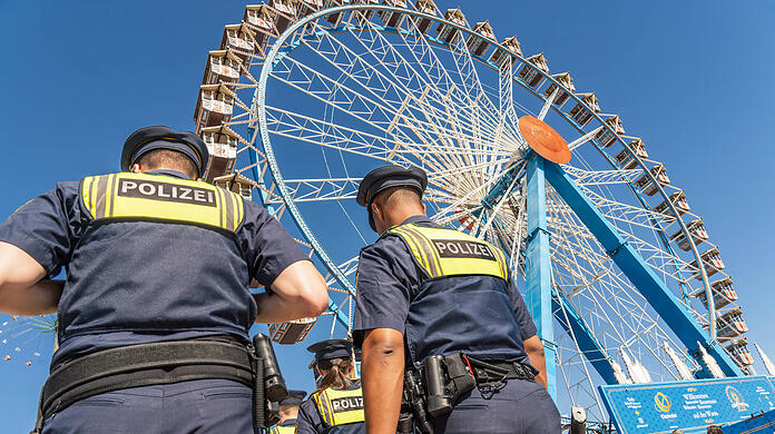 Polizeistreife auf der Festwiese.