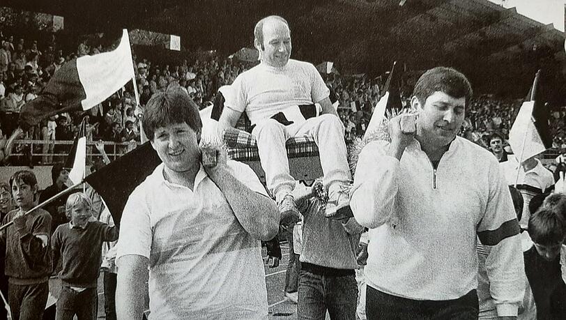 Die Fans der SpVgg Landshut tragen Trainer Karsten Wettberg auf einen Thron durch das Hammerbachstadion. Sensationell f&uuml;hrte Wettberg die Niederbayern zum Bayernliga-Titel vor dem TSV 1860, dem FC Augsburg, der SpVgg F&uuml;rth, Jahn Regensburg und der SpVgg Unterhaching. Dennoch wurde es nichts mit dem Aufstieg in die 2. Bundesliga - die Klubbosse hatten vergessen, die notwendigeLizenz zu beantragen.