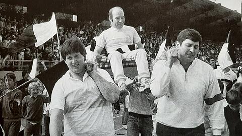 Die Fans der SpVgg Landshut tragen Trainer Karsten Wettberg auf einen Thron durch das Hammerbachstadion. Sensationell f&uuml;hrte Wettberg die Niederbayern zum Bayernliga-Titel vor dem TSV 1860, dem FC Augsburg, der SpVgg F&uuml;rth, Jahn Regensburg und der SpVgg Unterhaching. Dennoch wurde es nichts mit dem Aufstieg in die 2. Bundesliga - die Klubbosse hatten vergessen, die notwendigeLizenz zu beantragen.