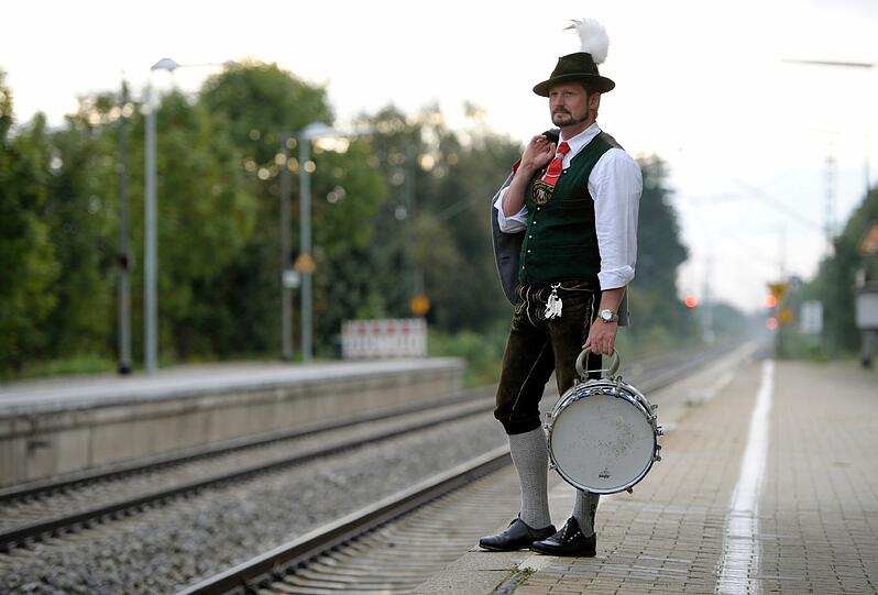 Noch ist er alleine, aber bald mit tausenden Gleichgesinnten auf der Wiesn