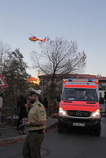 Ein Wohnmobil ist am Montag in die Schlierach gestürzt. Die Insassen haben alle überlebt. Die Bilder!