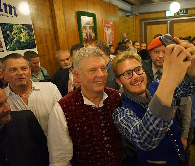 Der erste Wiesn-Sonntag in der Bräurosl gehört ganz den Schwulen und Lesben. Mitten drin bei der bunten Party: OB Dieter Reiter. Wie wild gestern Abend gefeiert wurde, sehen Sie in unserer Bildergalerie.