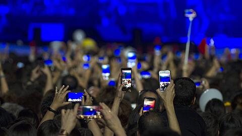 Mobilidioten die den Genuss eines jeden Live-Konzerts zerstören.