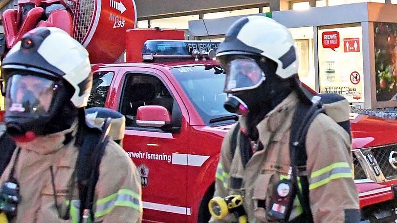 Nur mit Atemschutzmasken können die Feuerwehrleute das Gebäude betreten.