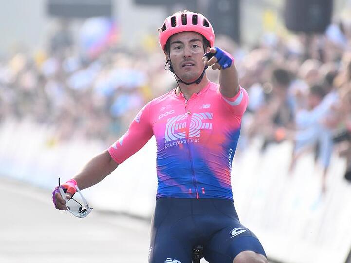 Der Italiener Alberto Bettiol vom Team EF Education First jubelt bei der Zieleinfahrt.