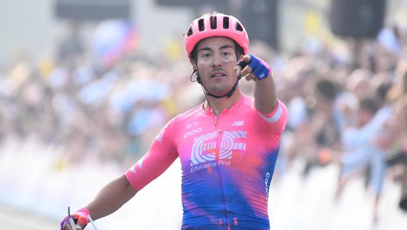 Der Italiener Alberto Bettiol vom Team EF Education First jubelt bei der Zieleinfahrt. Der Italiener Alberto Bettiol vom Team EF Education First jubelt bei der Zieleinfahrt.