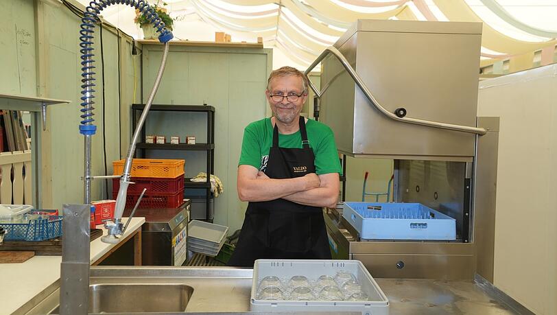 Frank Lenser arbeitet einmal im Jahr - neben seinem Job bei der Deutschen Bahn - als Spüler auf der Wiesn.