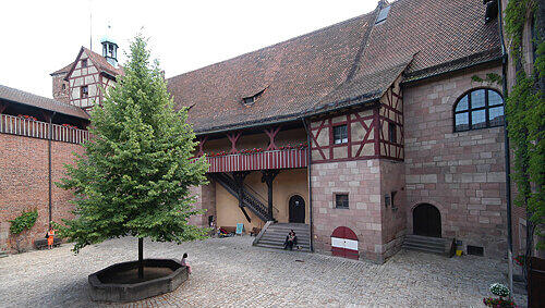 Die Burg soll aufgemöbelt werden. Die Burg soll aufgemöbelt werden.