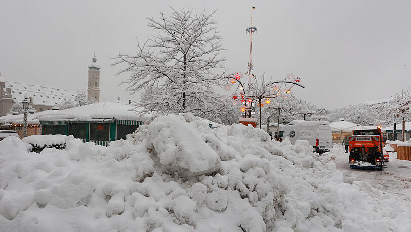 Am Viktualienmarkt türmt der Winterdienst nach und nach diesen riesigen Schneeberg auf. Besonders in der Nacht zum Samstag hört es in der Stadt nicht mehr auf zu schneien, für die Einsatzkräfte ein arbeitsreiches Wochenende. Am Viktualienmarkt türmt der Winterdienst nach und nach diesen riesigen Schneeberg auf. Besonders in der Nacht zum Samstag hört es in der Stadt nicht mehr auf zu schneien, für die Einsatzkräfte ein arbeitsreiches Wochenende.