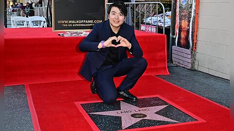 Der chinesische Pianist Lang Lang ist mit einem Stern auf dem Hollywood Walk of Fame geehrt worden.