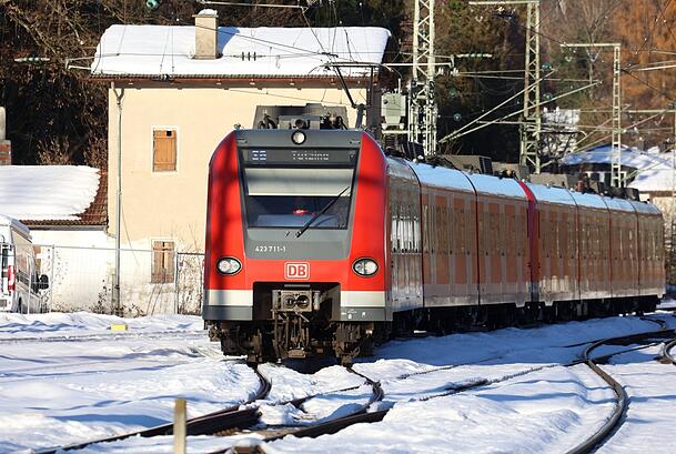 Eine S-Bahn am Tutzinger Bahnhof. Eine S-Bahn am Tutzinger Bahnhof.