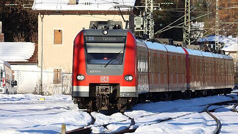 Eine Sbahn am Tutzinger Bahnhof.