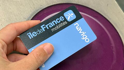 Wer in Paris mit der Metro fahren will, muss seine Fahrkarte entwerten, um auf den Bahnsteig zu gelangen. (Symbolbild)