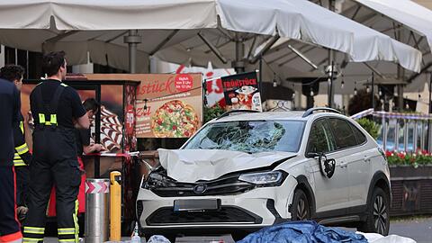 Zwei Menschen sind gestorben, nachdem ein Auto in eine Menschengruppe in Leipzig gefahren ist.