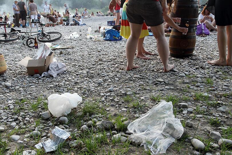 Was vom Tage übrig bleibt: Flaschen, Papier, Dreck. AZ-Fotografin Petra Schramek hat dokumentiert, wie es am Wochenende an der Isar ausgesehen hat.