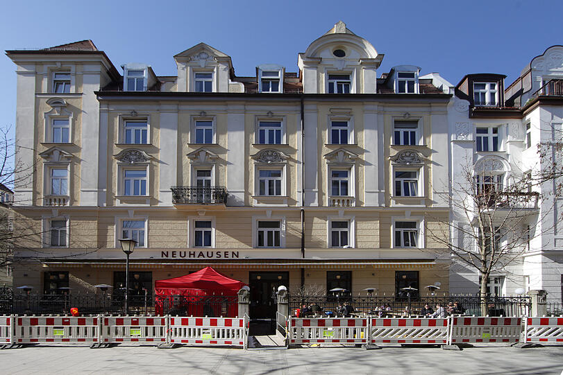 Das Café Neuhausen hat eine schöne Fassade: Unser Experte frühstückt dort am liebsten auf der Sonnenterrasse.