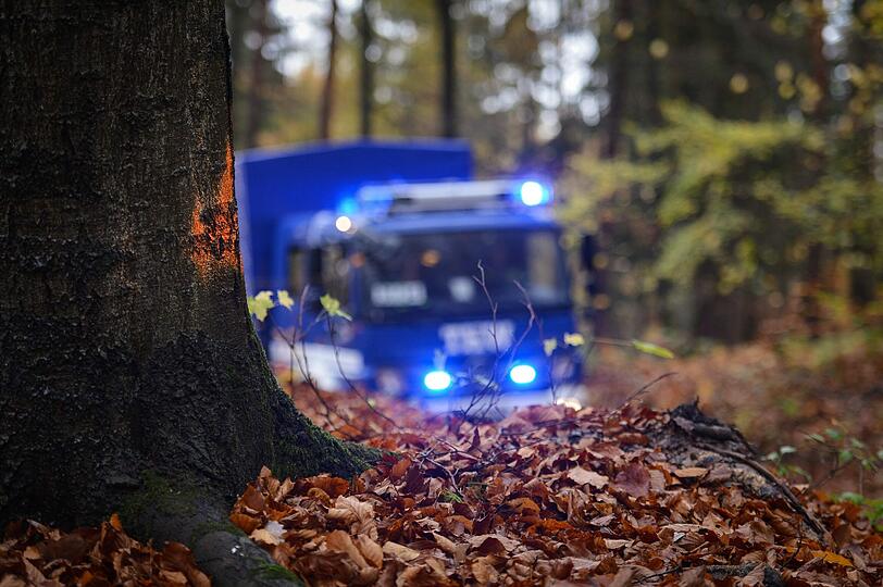 Nähe der Absturzstelle in Cortendorf, einem Stadtteil von Coburg, fährt ein Fahrzeug des Technischen Hilfswerks (THW) ein. Beim Absturz eines zweimotorigen Kleinflugzeugs sind drei Menschen ums Leben gekommen.