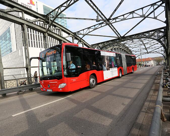 Wegen einer Baustelle an der Donnersbergerbrücke fährt zwischen Pasing und Hackerbrücke keine S-Bahn. Die Fahrgäste müssen in den Bus umsteigen! Die Bilder!